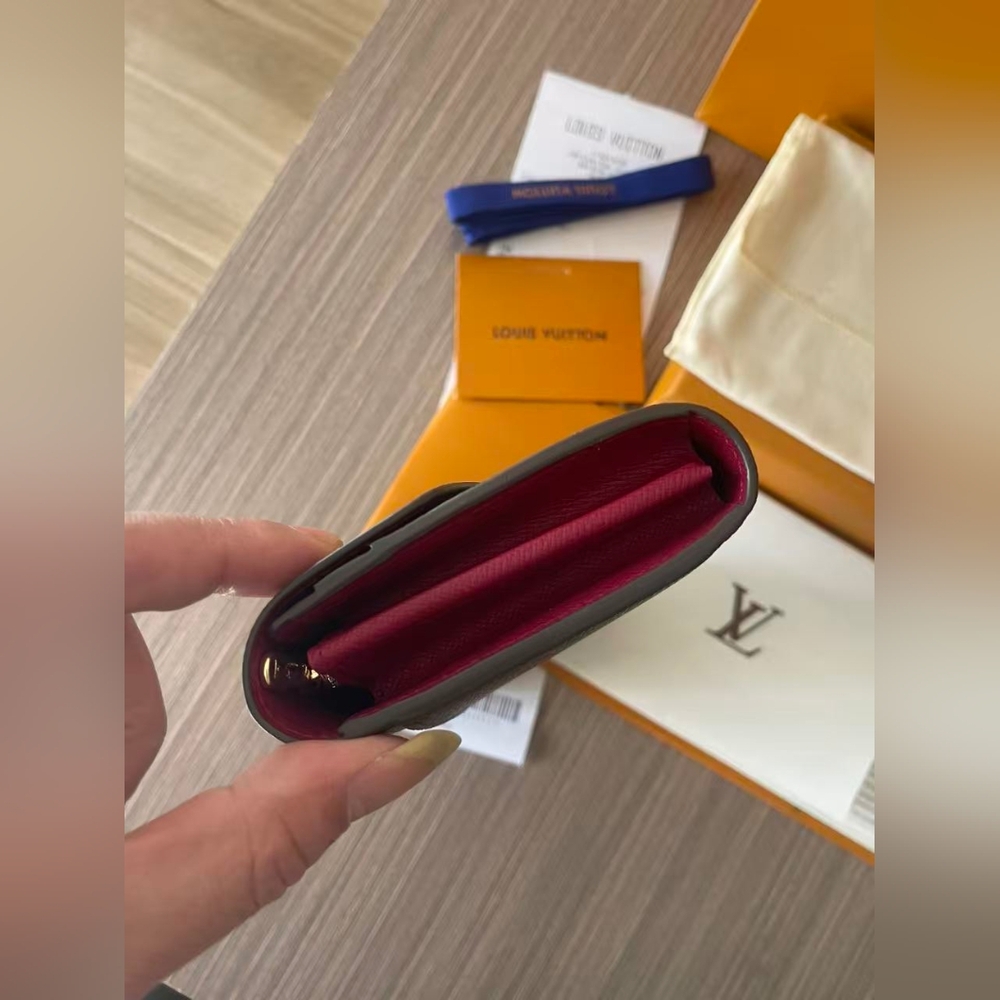 Louis Vuitton Monogram Sarah Wallet - Picture 5 of 10